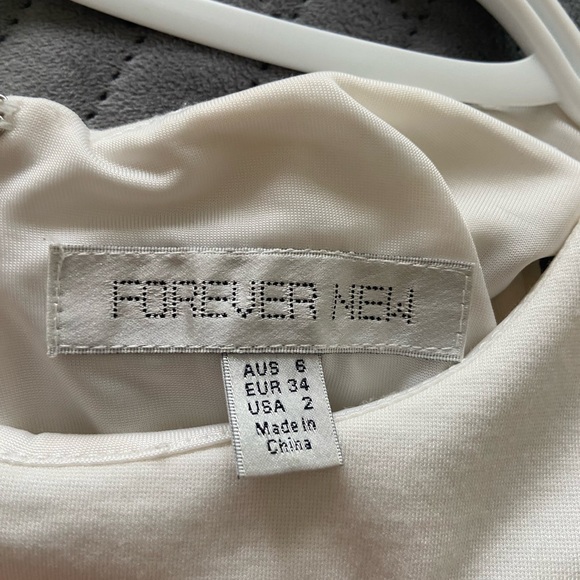 Beautiful dress, upper bodice with flowy floral design on the skirt - Picture 5 of 5